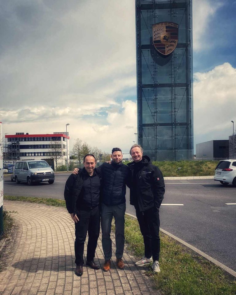 Hamdi Dagdelen, Philipp Helmle und Michael Knobloch beim Porsche Werk