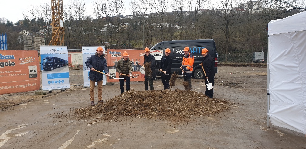 LogBatt Mitarbeiter stehen mit Spaten auf der Baustelle für einen neuen Standort in Plochingen