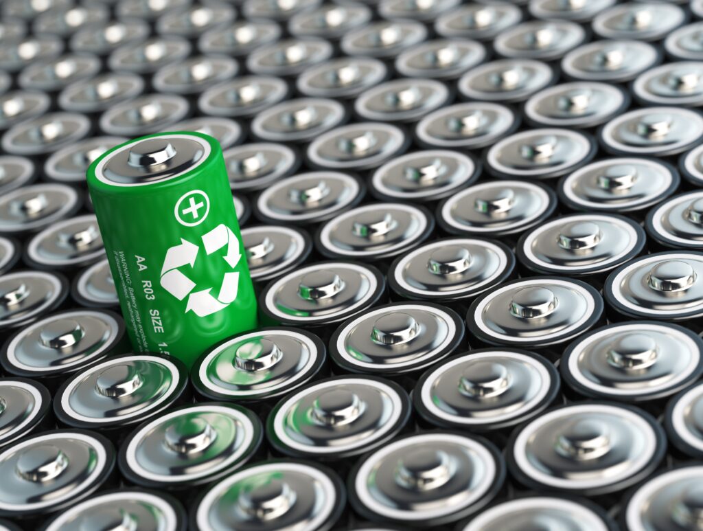 Batterie-Recycling-Konzept mit grünem Energiebezug, Hintergrund aus Batterien