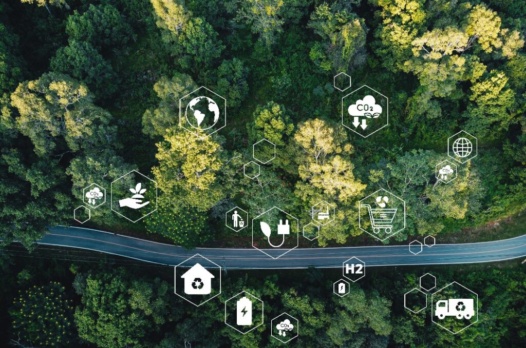 Elektroauto oder Wasserstofffahrzeug auf einer Straße inmitten von Wald und Natur. Umweltfreundliches Reisen, nachhaltiger Transport und grüne Logistik für Netto-Null-CO₂-Emissionen zum Schutz der Erde.