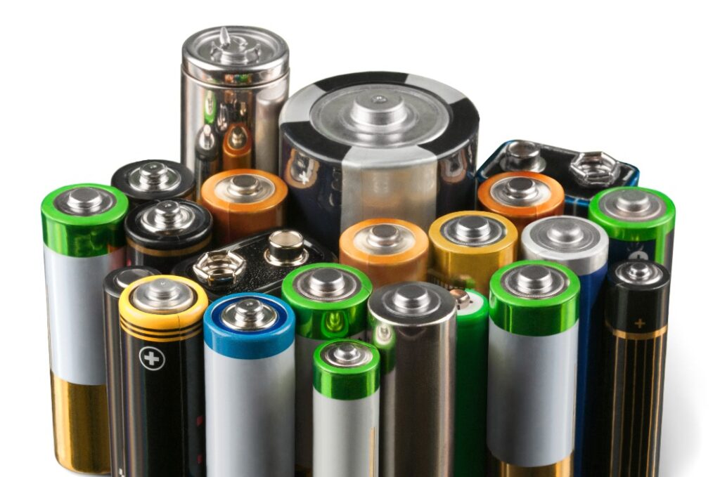 Stapel von Lithium-Ionen-Akkus isoliert vor weißem Hintergrund