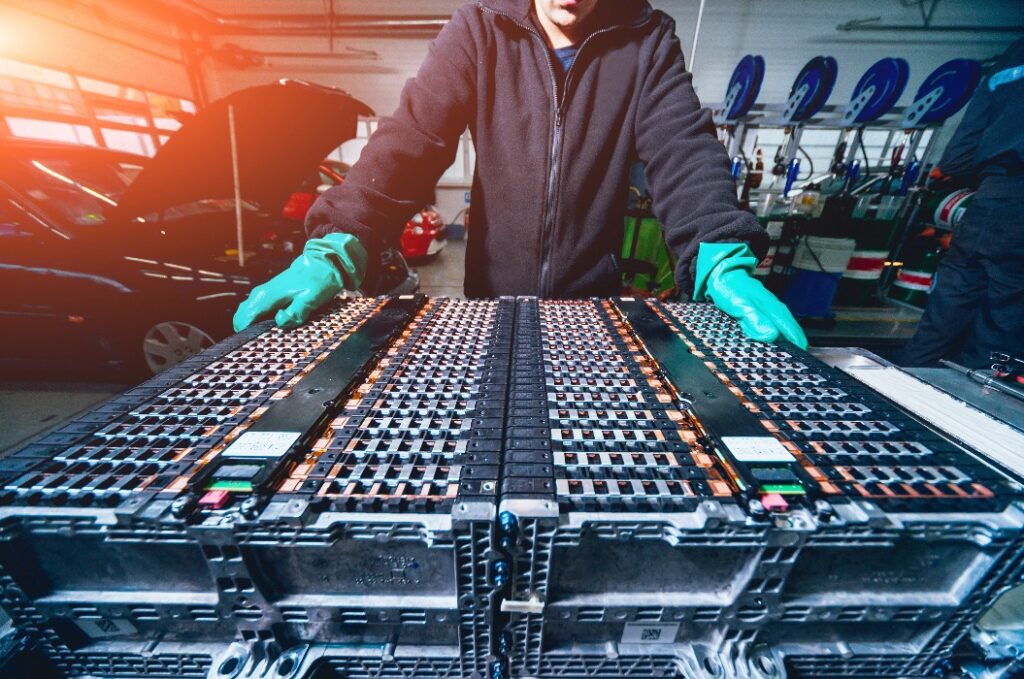 Aufladen der Batterien des Elektromotors. Zerlegen der Batterie eines Elektromotors