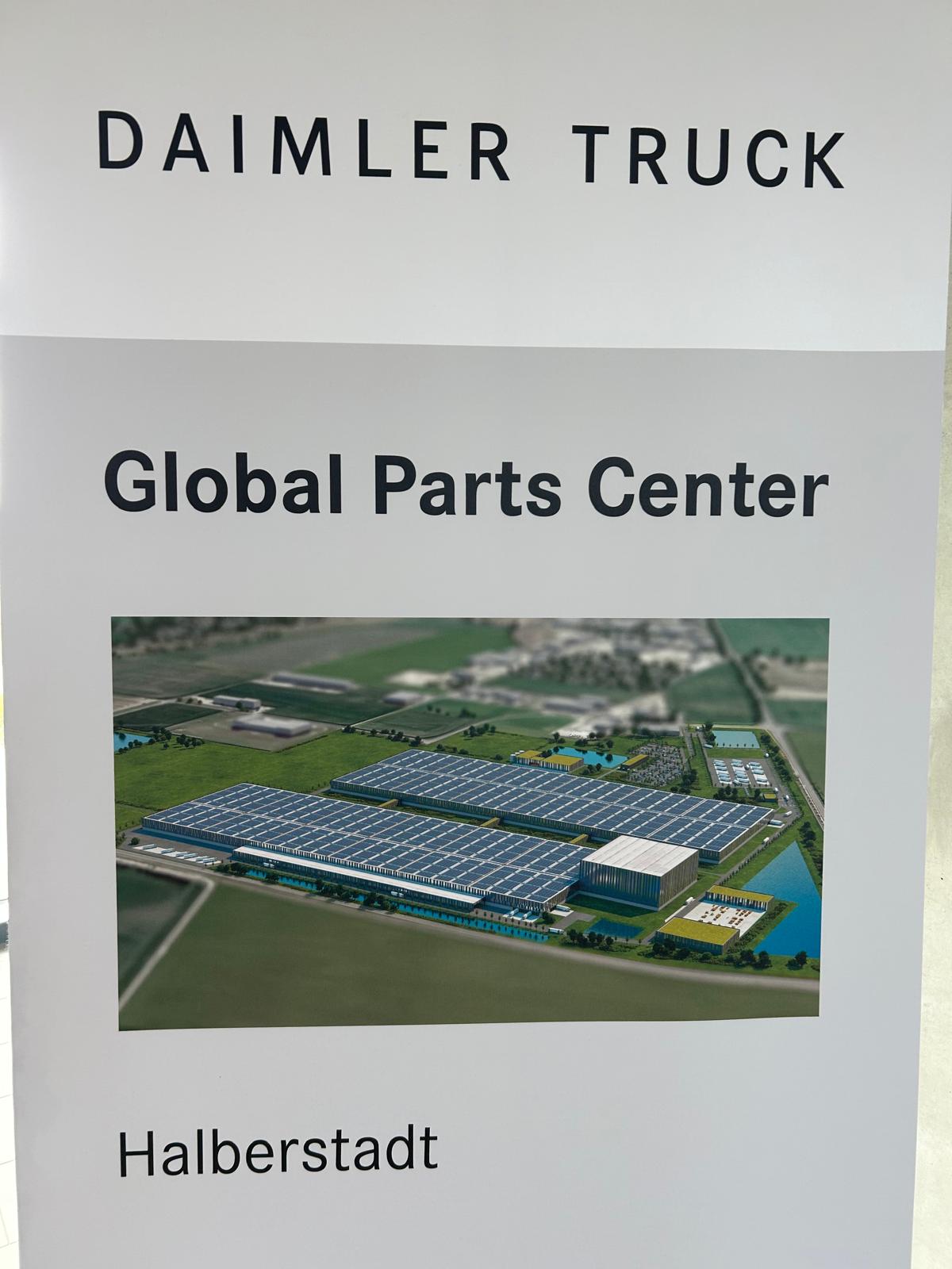 Ein großes modernes Logistikzentrum mit blauen Dächern und viel Grün in Halberstadt