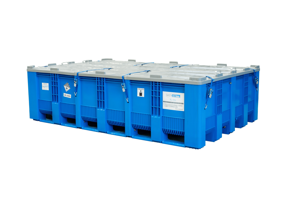 Drei große blaue Kunststoffbehälter mit silbergrauen Deckeln und Etiketten stehen nebeneinander