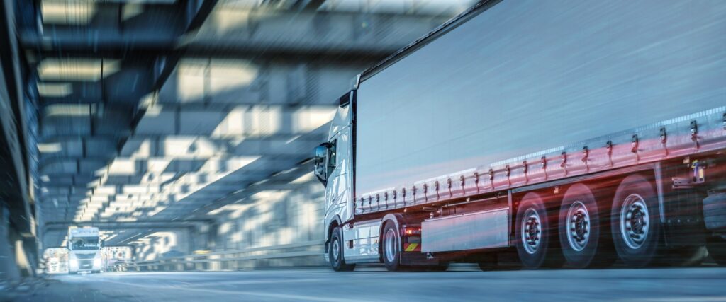 LKW fährt in einem Tunnel