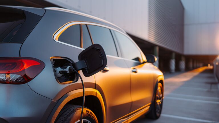 Nahaufnahme des Ladens eines Elektroautos, ökologisches Verkehrskonzept.