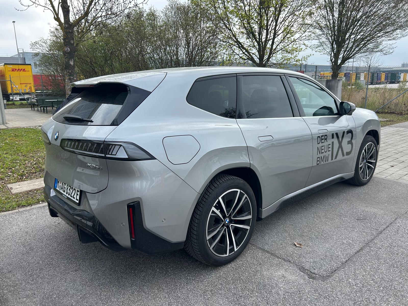 Silberner BMW SUV mit X3-Beschriftung, dunklen Fenstern und modernen Rückleuchten