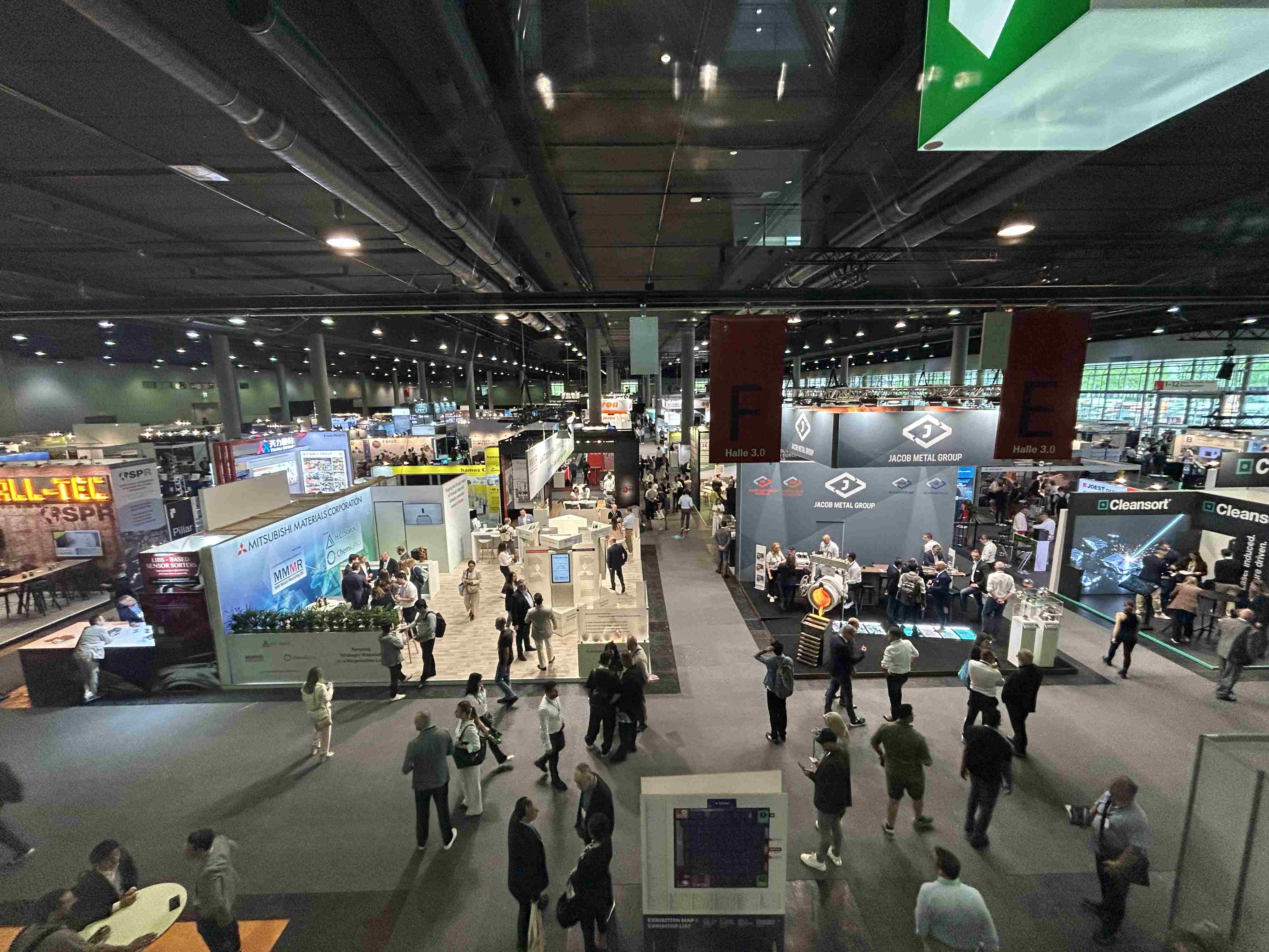 Menschenmenge mit neugierigen Gesichtern auf bunter Messe mit Ständen