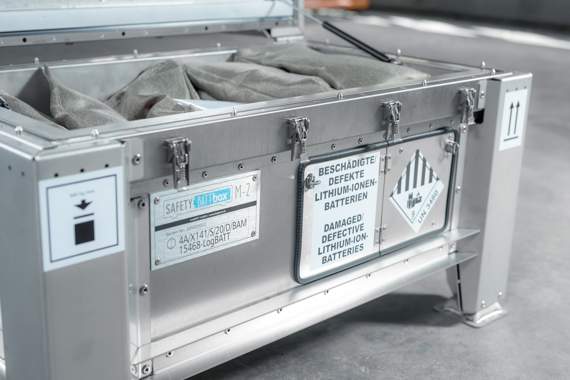Silberne Transportkiste, neutral, mit Warnaufklebern und Stoffeinlage innen