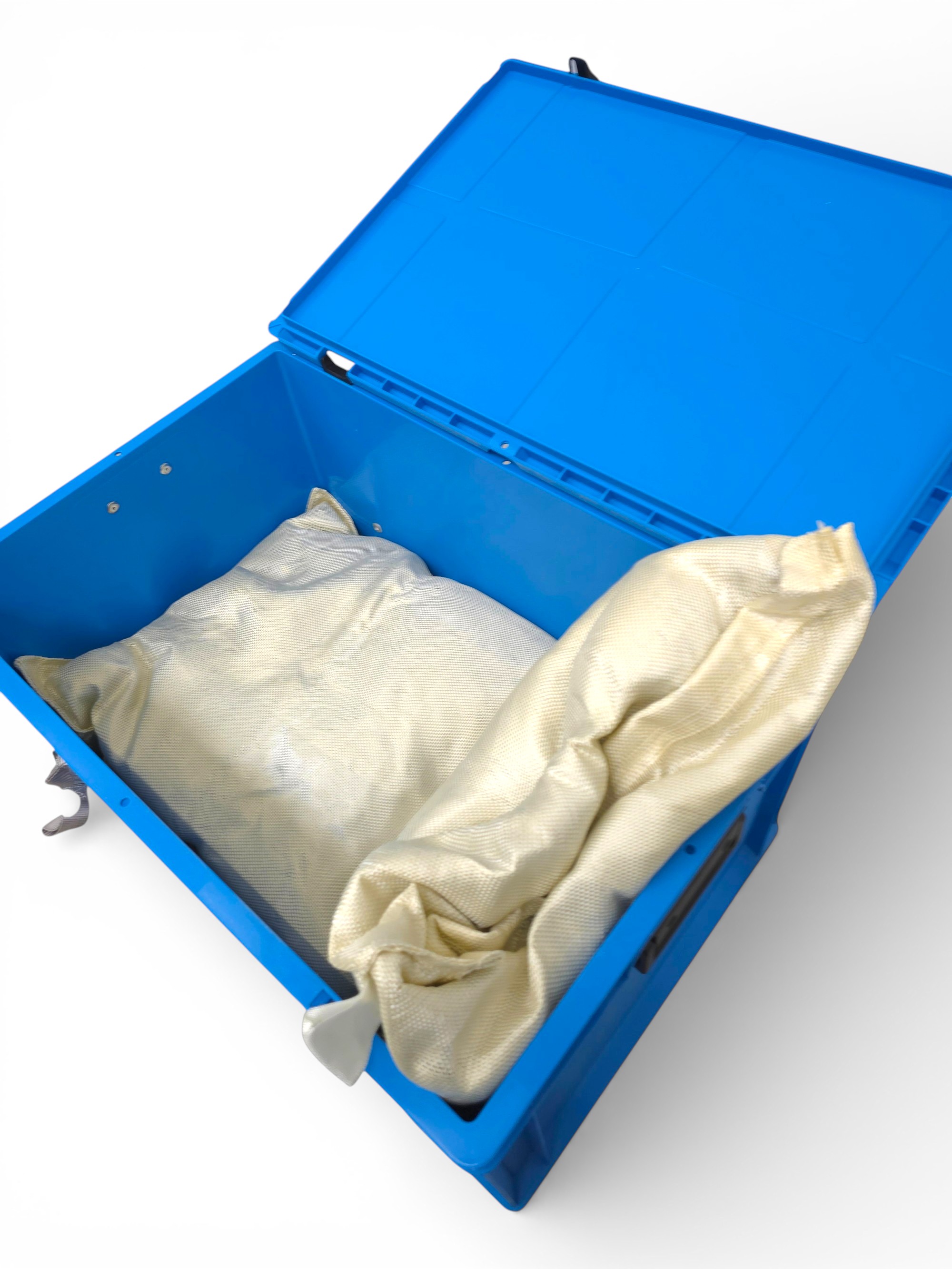 offene SafetyBATTbox S-1-lite mit weißen Säcken darin und klappbarem Deckel