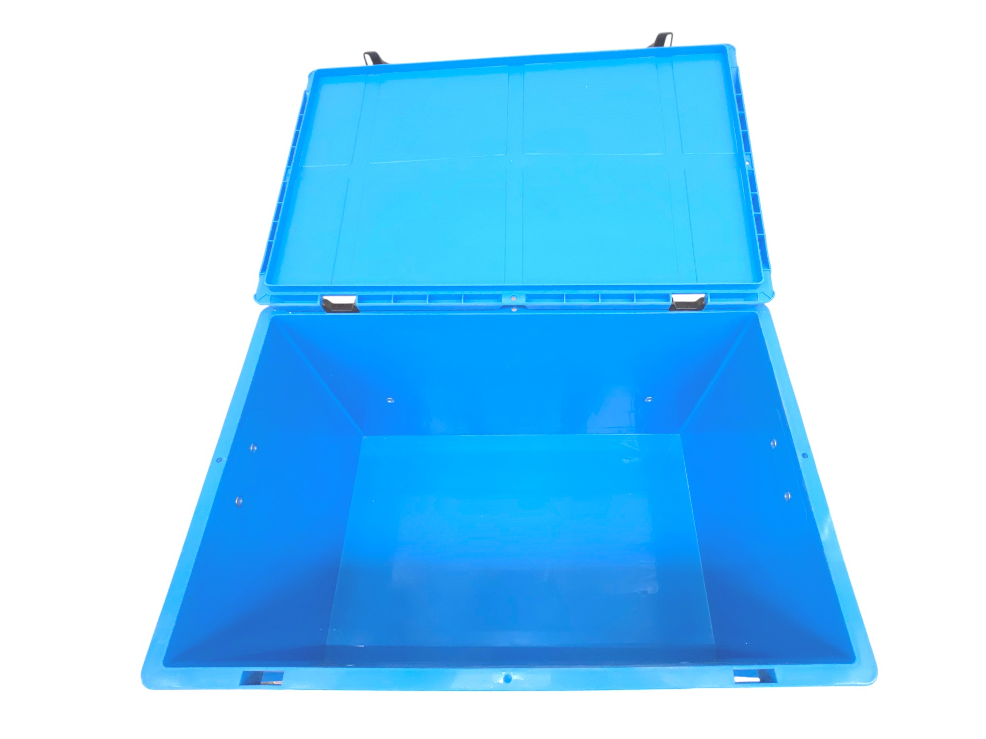 Offene blaue Kunststoffbox mit aufgeklapptem Deckel und Metallclips