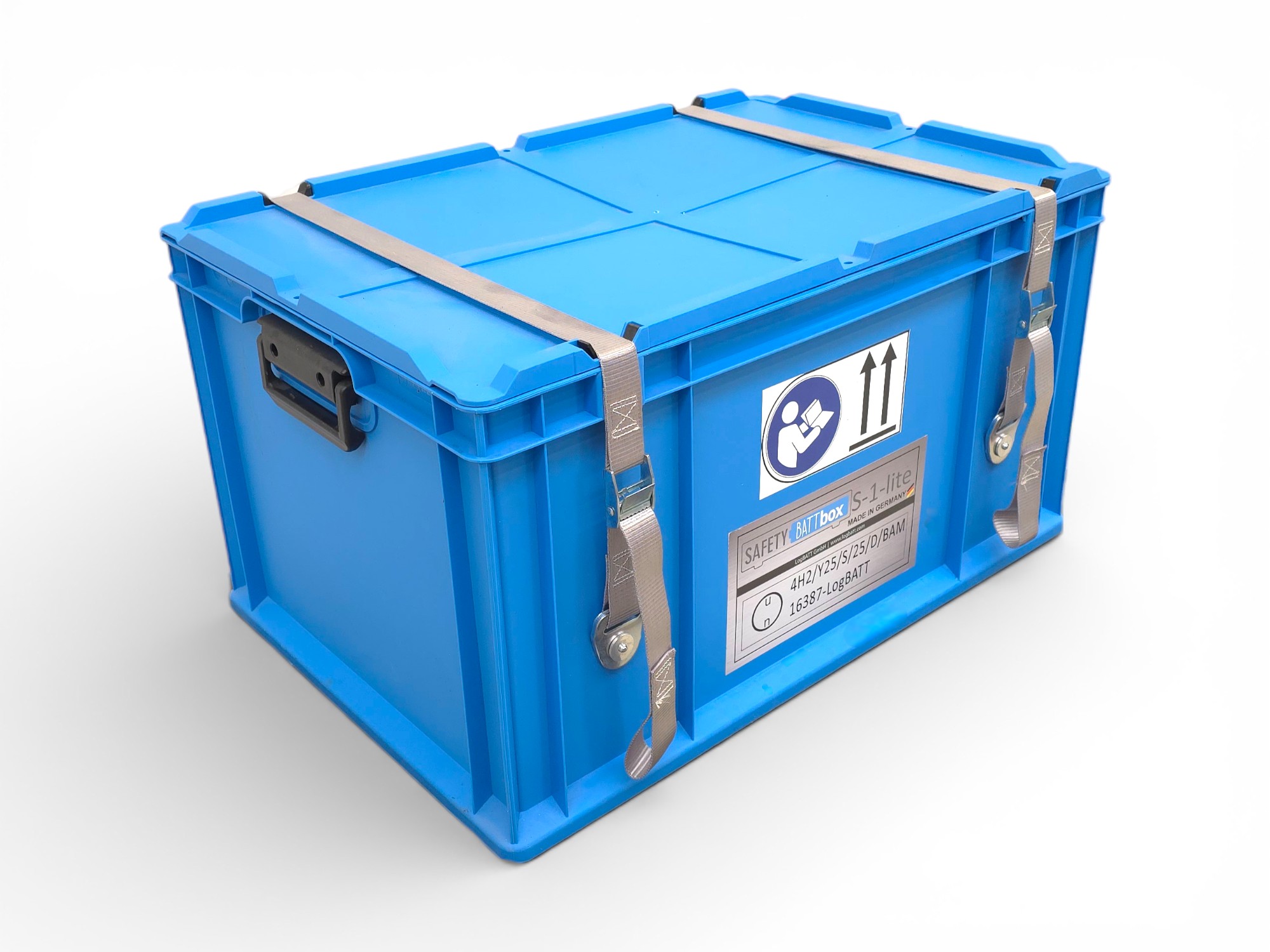 Blaue Transportbox mit Metallgurten und Etiketten, neutral dargestellt