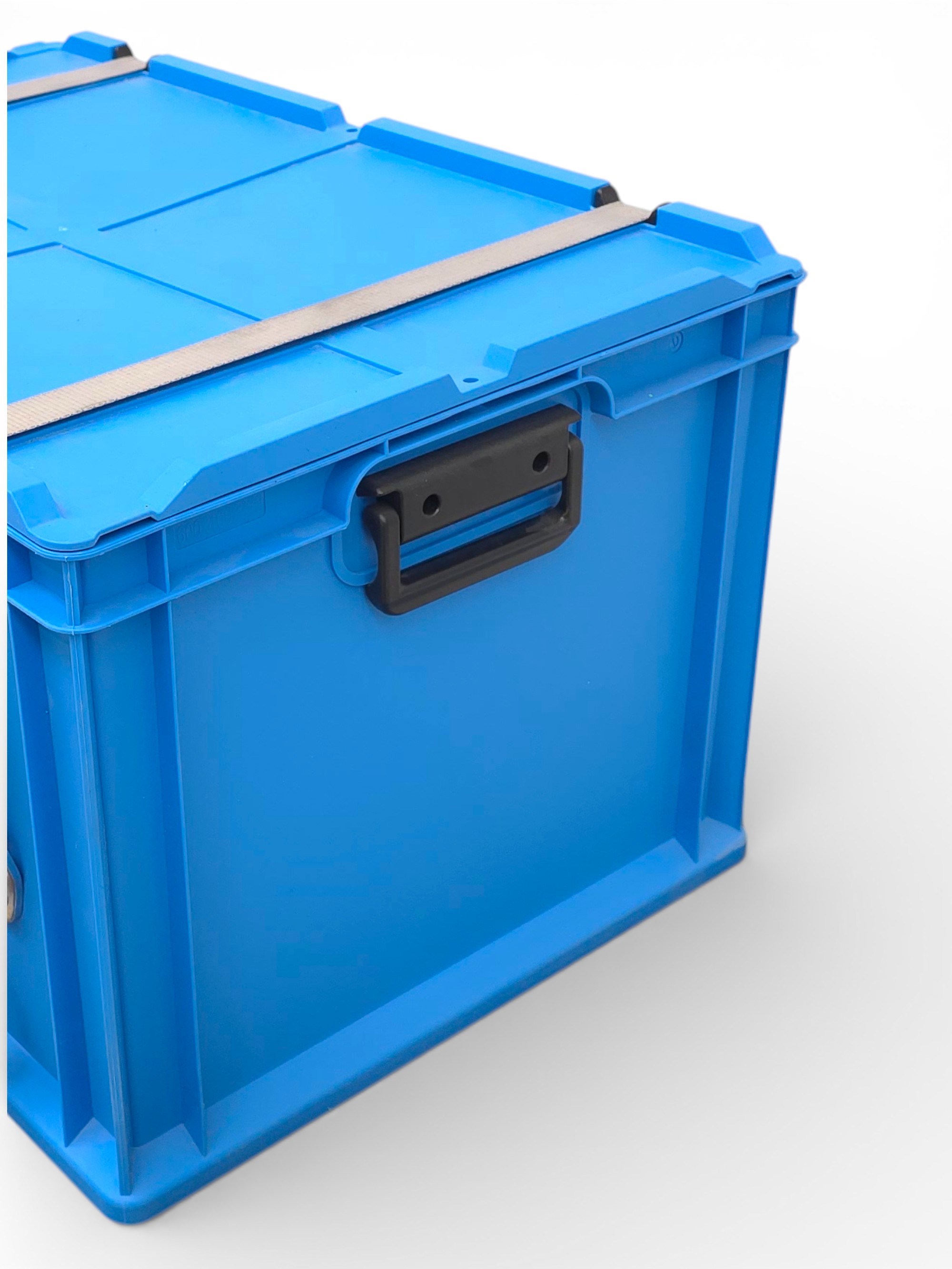 Blaue Transportbox mit schwarzem Griff und grauem Spannband auf Weiß