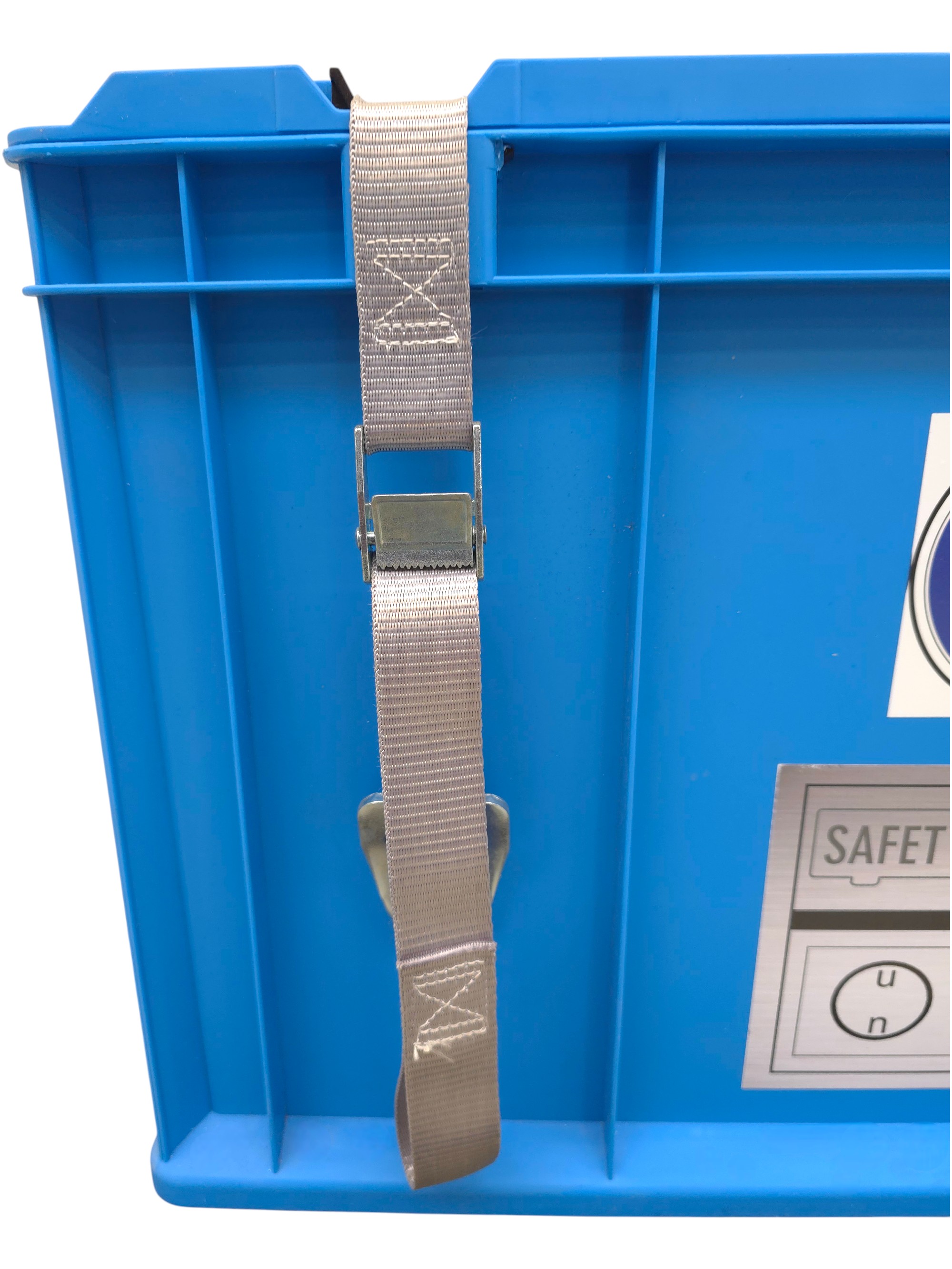 Blaue Transportbox mit grauem Zurrgurt und Metallschnalle, neutral
