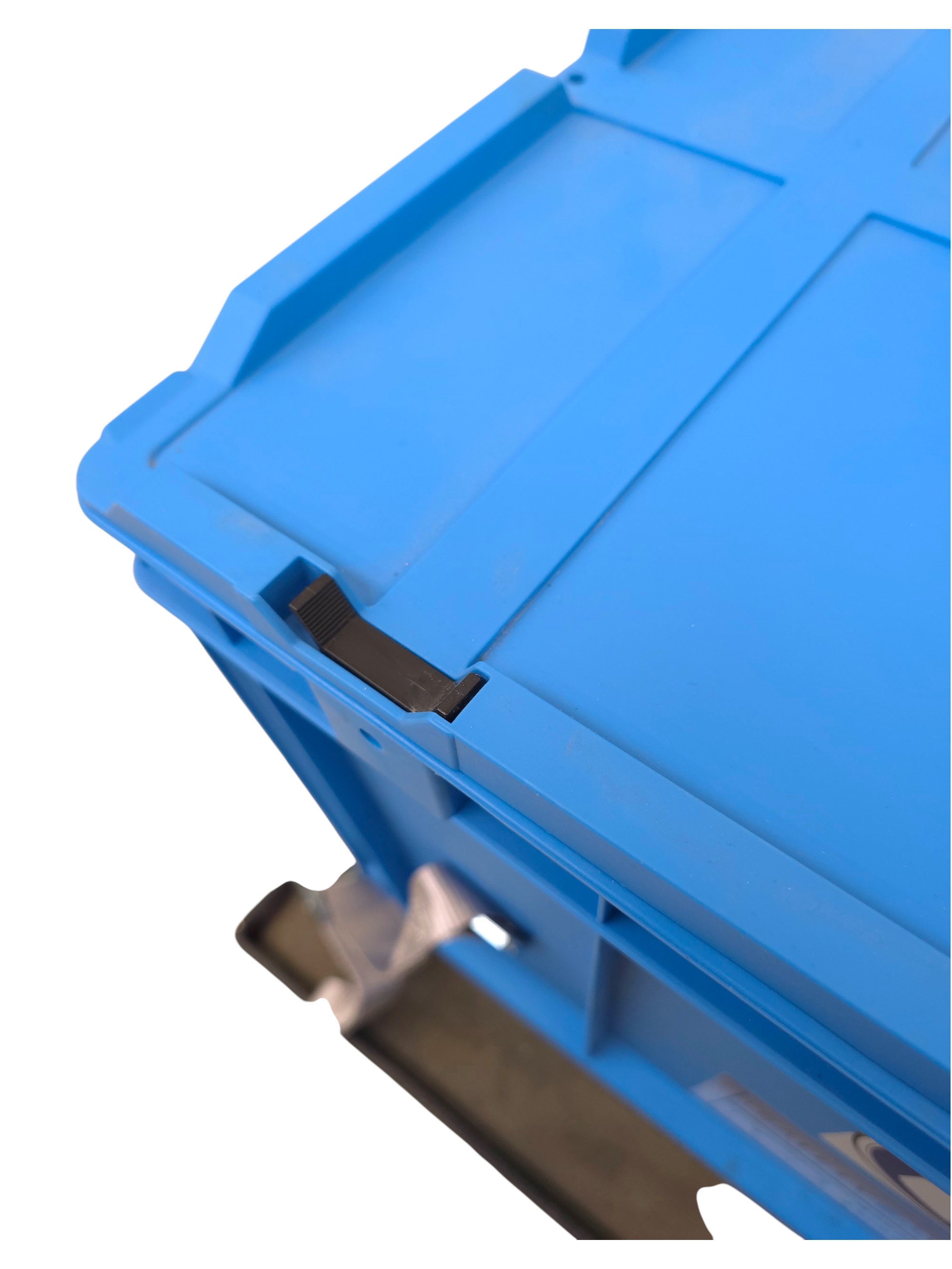 Blaue Kunststoffbox mit Deckel und schwarzer Metallklemme im Detail