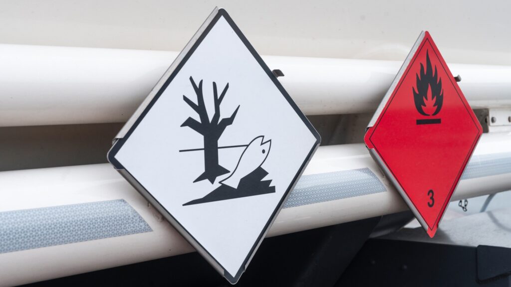 Schilder für die Gefahrgutklassen , hier für umweltgefährdend und entzündbare flüssige Stoffe